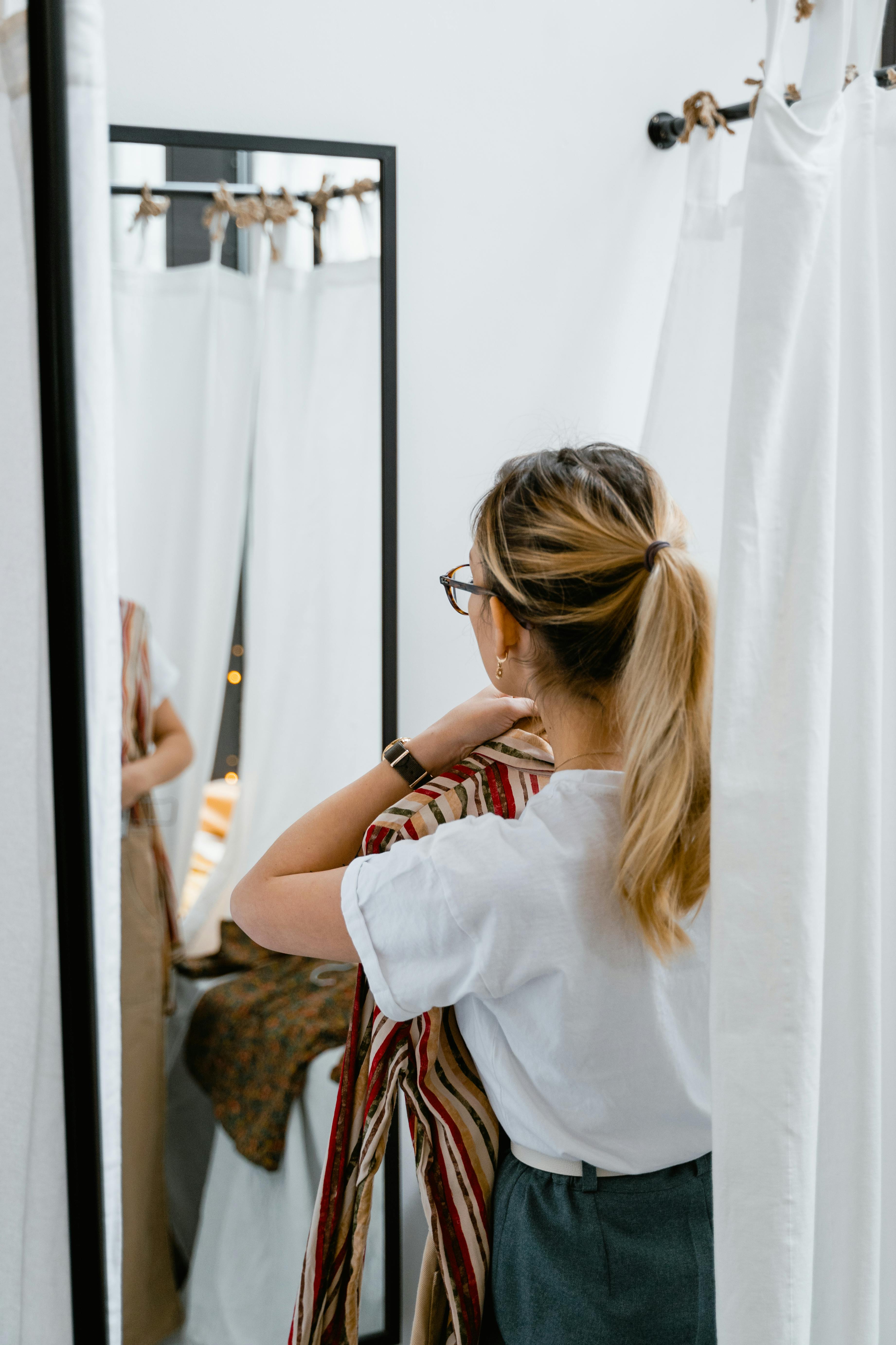 Sesión de compras personalizadas con consultora de imagen — probando piezas en Miami