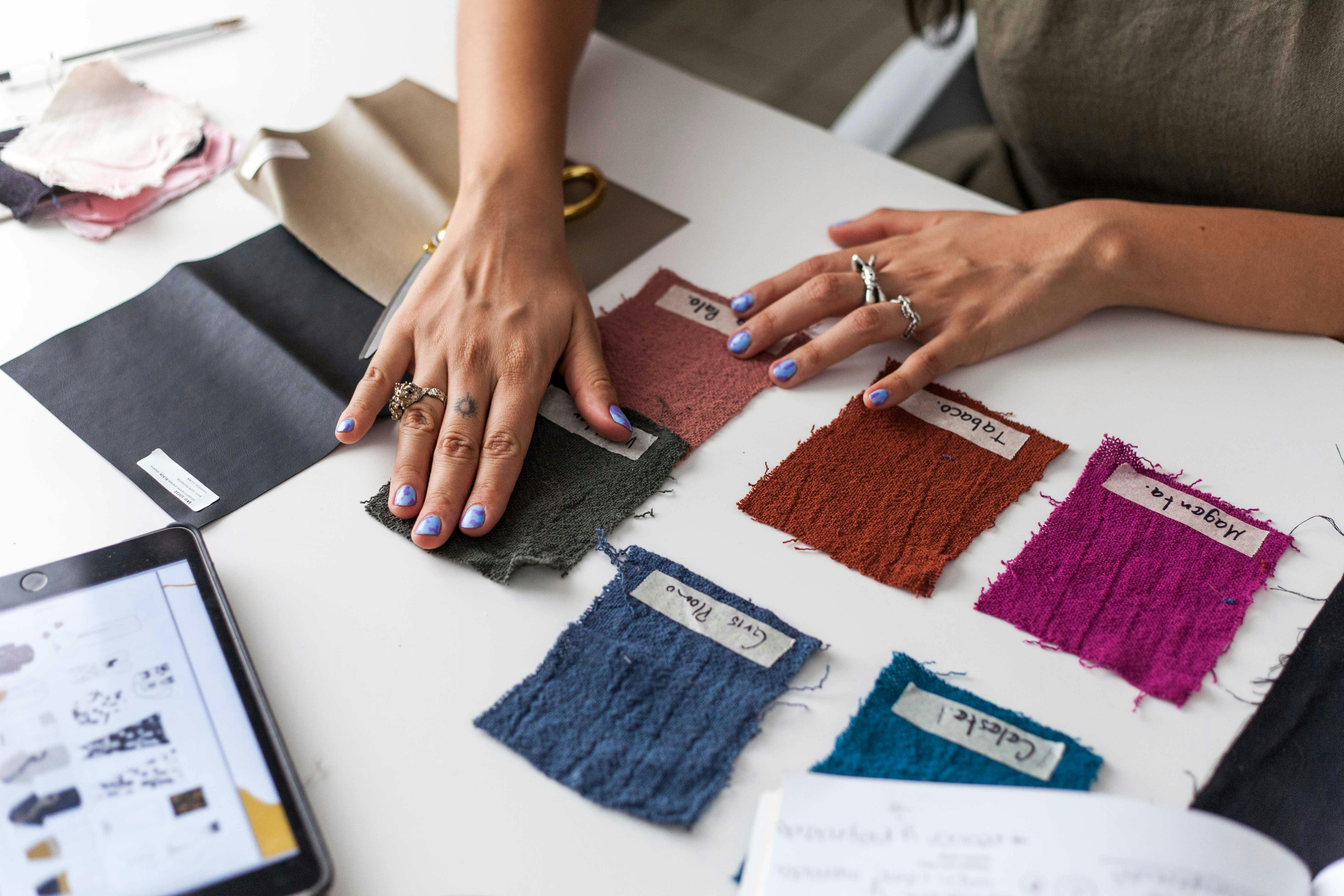 Lu realizando un análisis de color con telas Pantone en Miami
